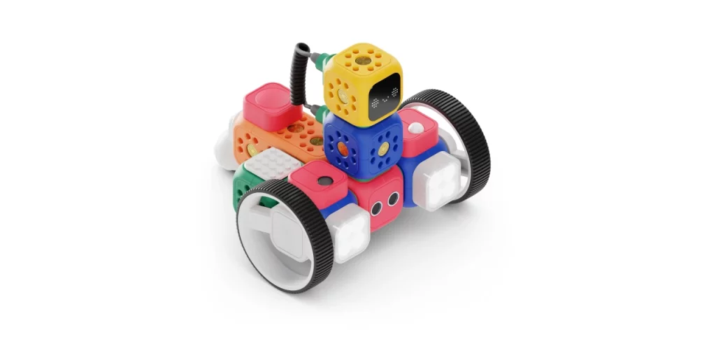 Robot giocattolo colorato su ruote, simbolico della tecnologia chatbot nelle funzioni organizzative.