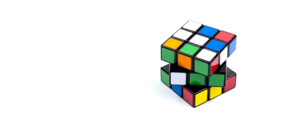 Un cubo di Rubik parzialmente risolto, rappresentazione dei complessi meccanismi dietro ai chatbot.