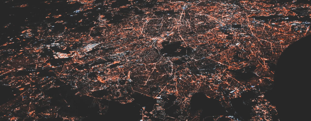 Immagine notturna dal satellite della Terra con luci delle città, rappresentando la connessione globale e la distribuzione dei dati tramite CDN.
