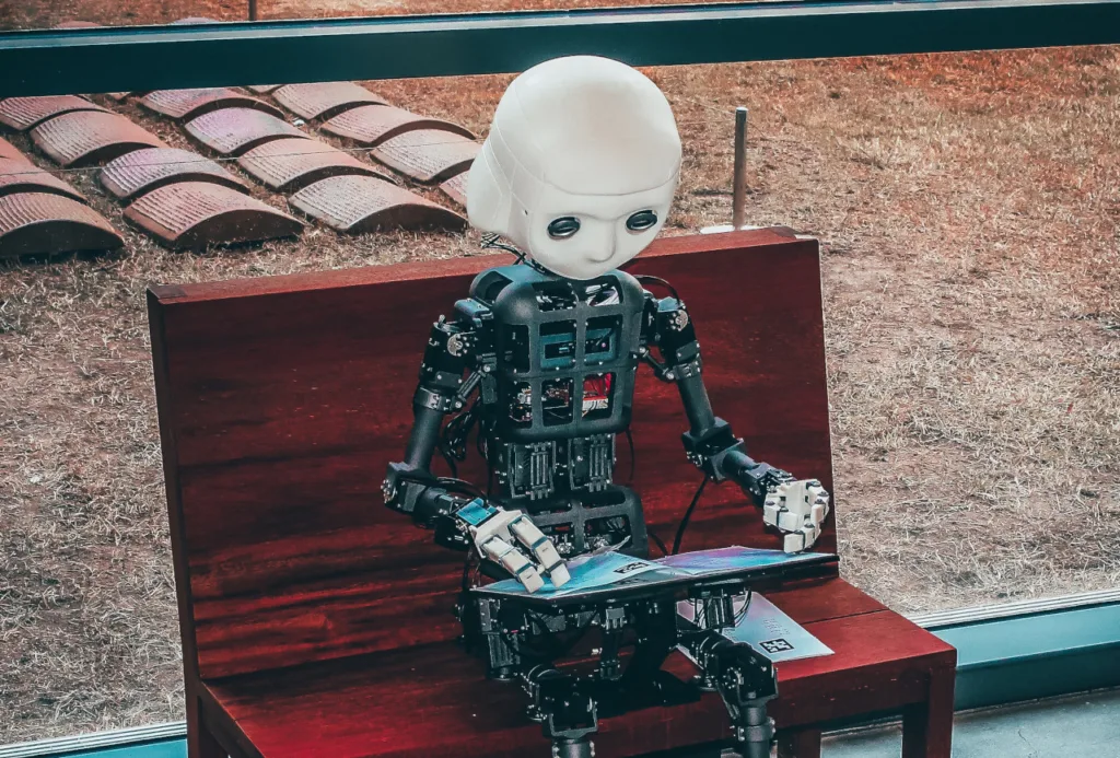 Un robot che sfoglia una rivista su automazione e intelligenza artificiale.